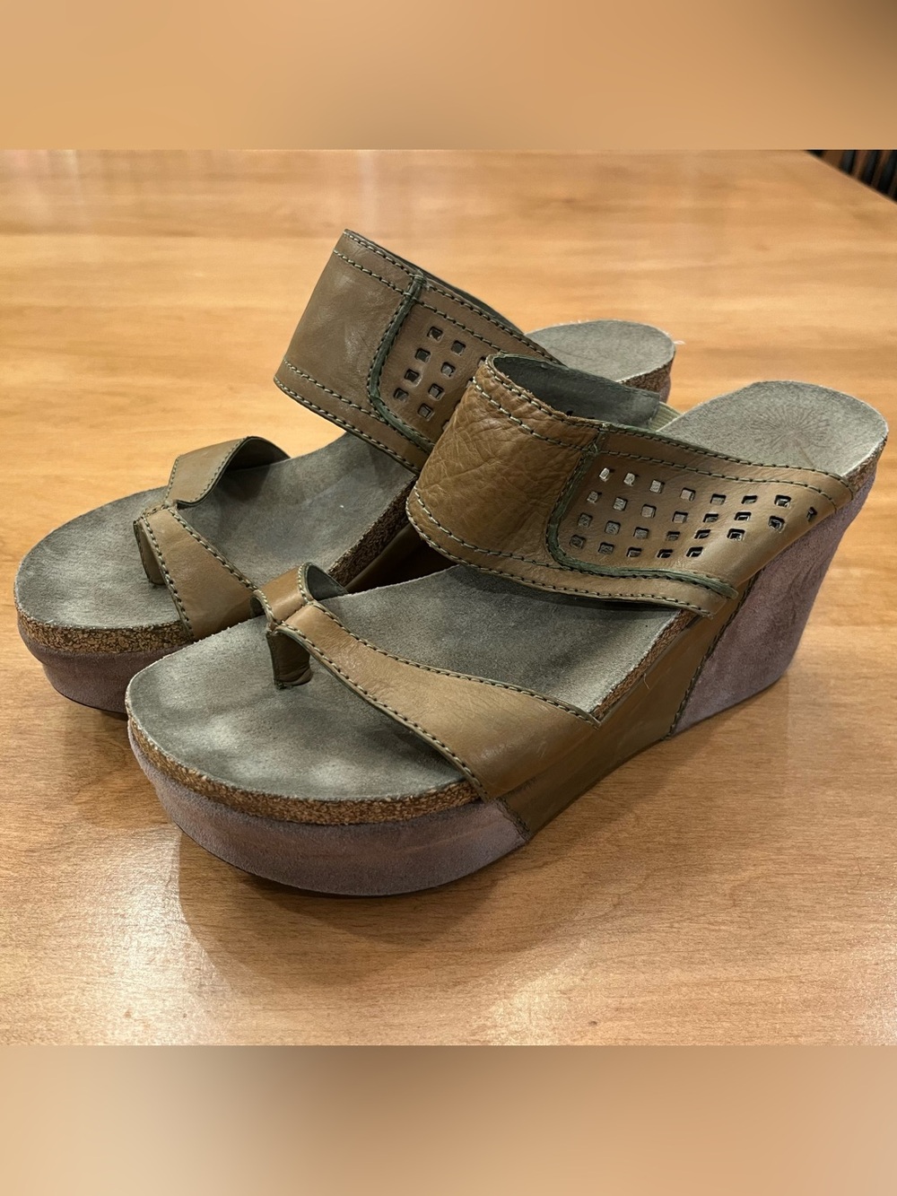 Like-New! OTBT suede and leather wedge sandals (style name = Gilbert)